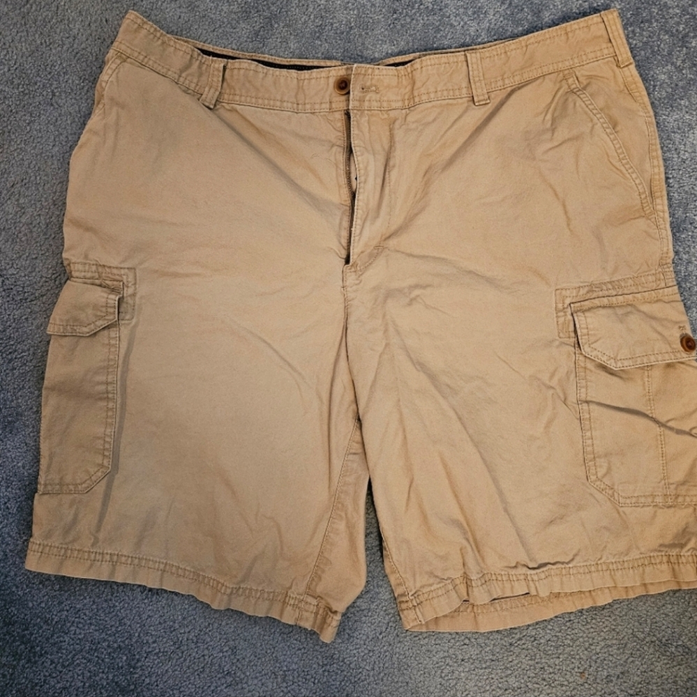 Izod Men's Tan Cargo Shorts Size 40